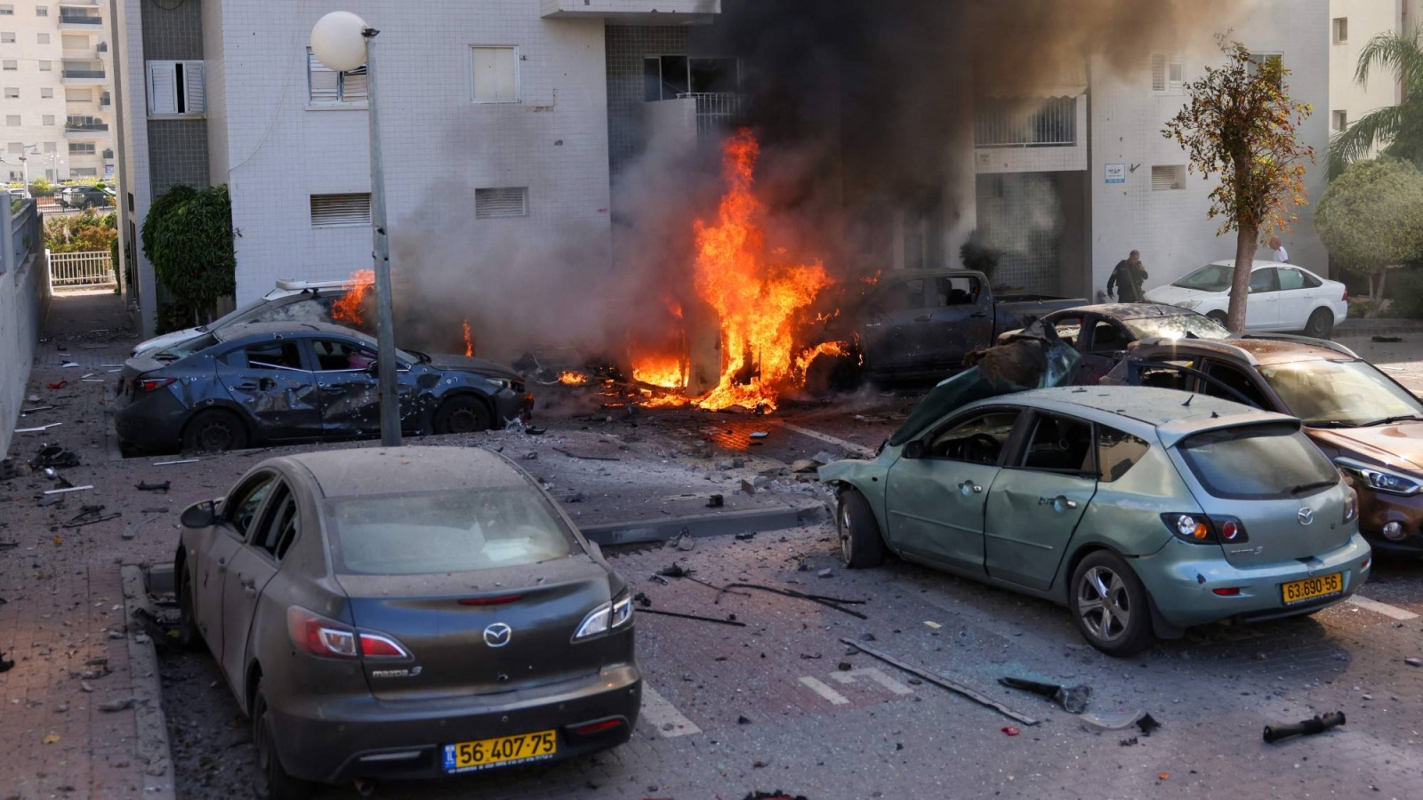 سيارات تحترق بعد الغارات الجوية التي أُطلقت من غزة على إسرائيل