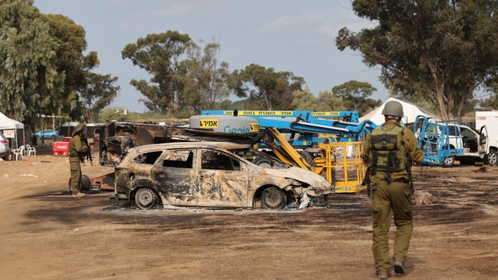 القوات الإسرائيلية تتفحص الموقع المدمر للهجوم الذي وقع نهاية الأسبوع على مهرجان الموسيقى الصحراوية سوبر نوفا من قبل مسلحين فلسطينيين بالقرب من كيبوتس رعيم في صحراء النقب في جنوب إسرائيل في 10 أكتوبر 2023.