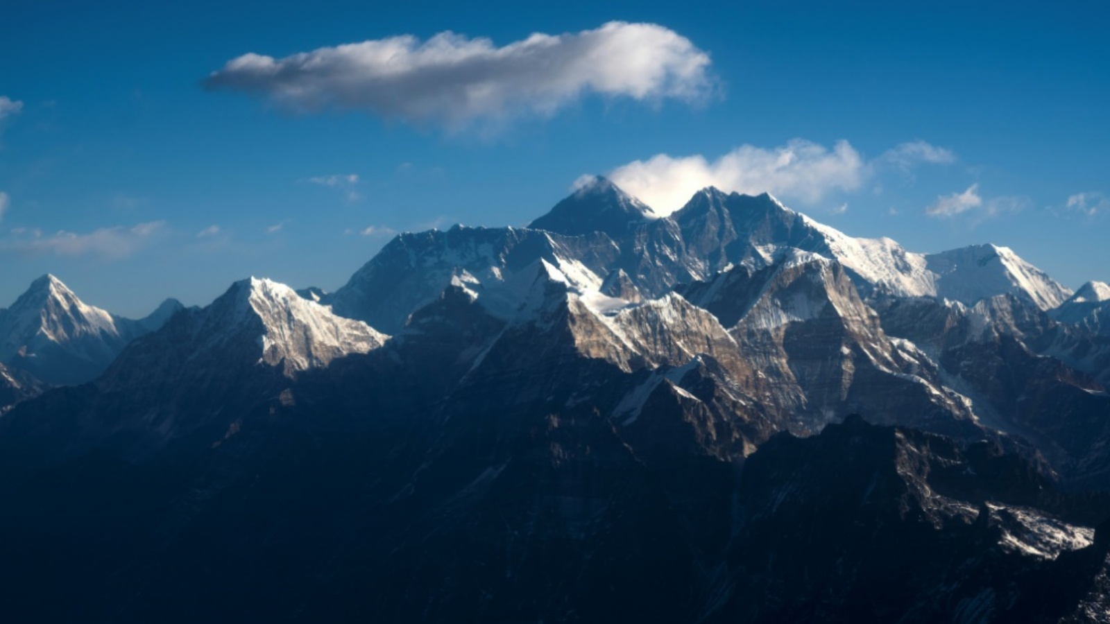 صورة التقطت من طائرة ركاب في 7 شباط/فبراير 2020 وتظهر جزءاً من قمم الايفرست في جبال الهمالايا 