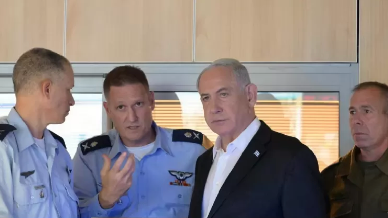 نتنياهو في زيارة لقاعدة عسكرية جوية في تل أبيب يوم 8 أكتوبر/تشرين الأول 2023