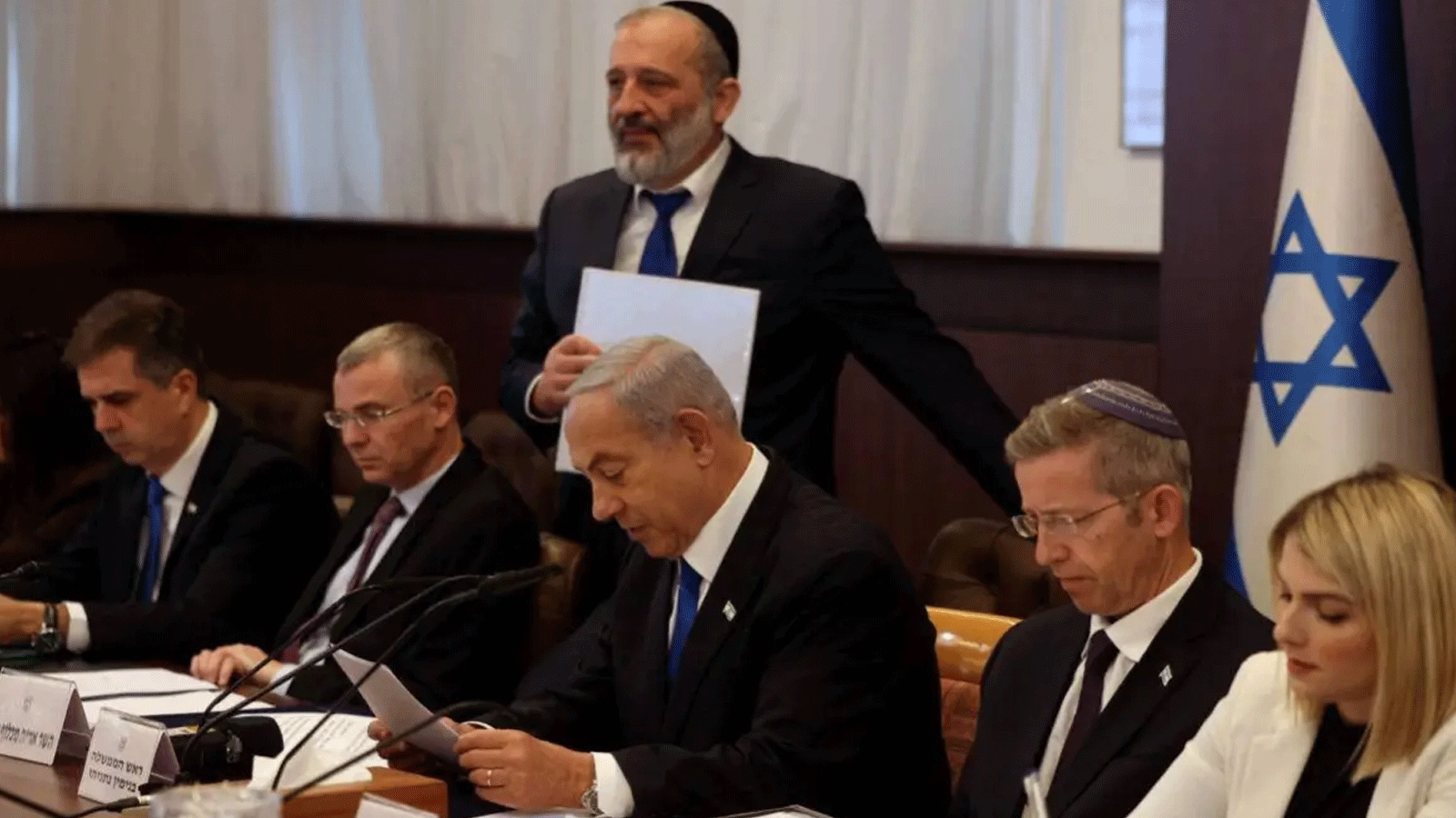 رئيس الوزراء الإسرائيلي بنيامين نتنياهو (في الوسط) يترأس الجلسة الأسبوعية لمجلس الوزراء