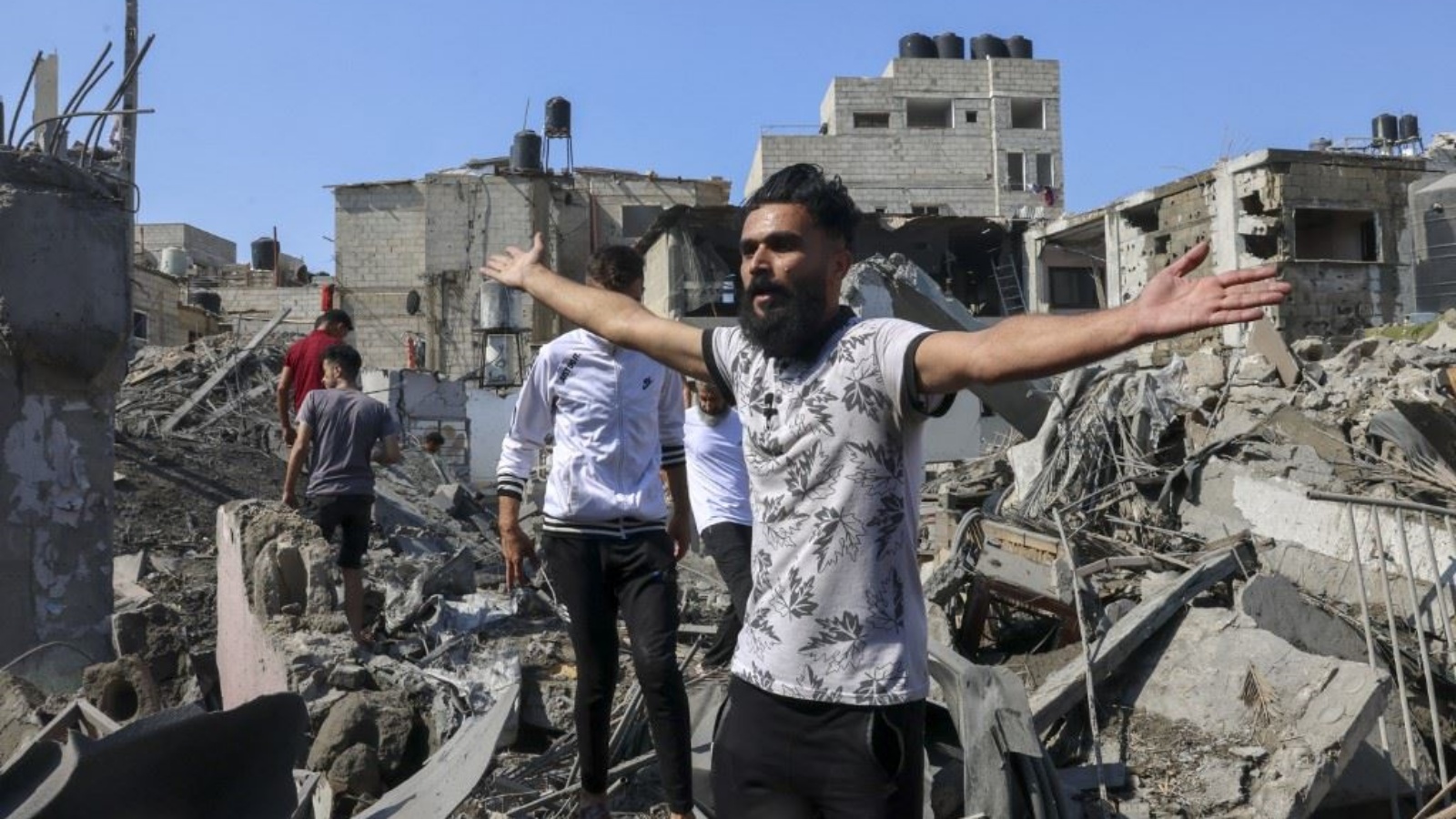 أشخاص يبحثون عن ناجين بعد غارة جوية إسرائيلية على رفح جنوب قطاع غزة 11 أكتوبر 2023