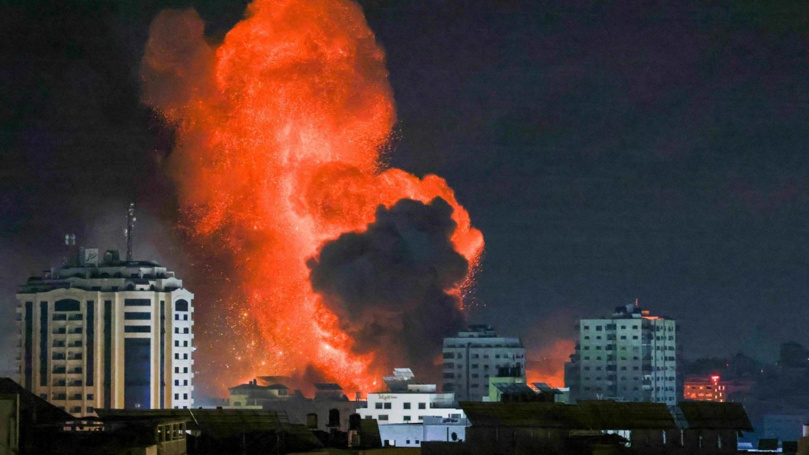 كرة نارية تندلع من غارة جوية إسرائيلية على مدينة غزة في 9 أكتوبر 2023