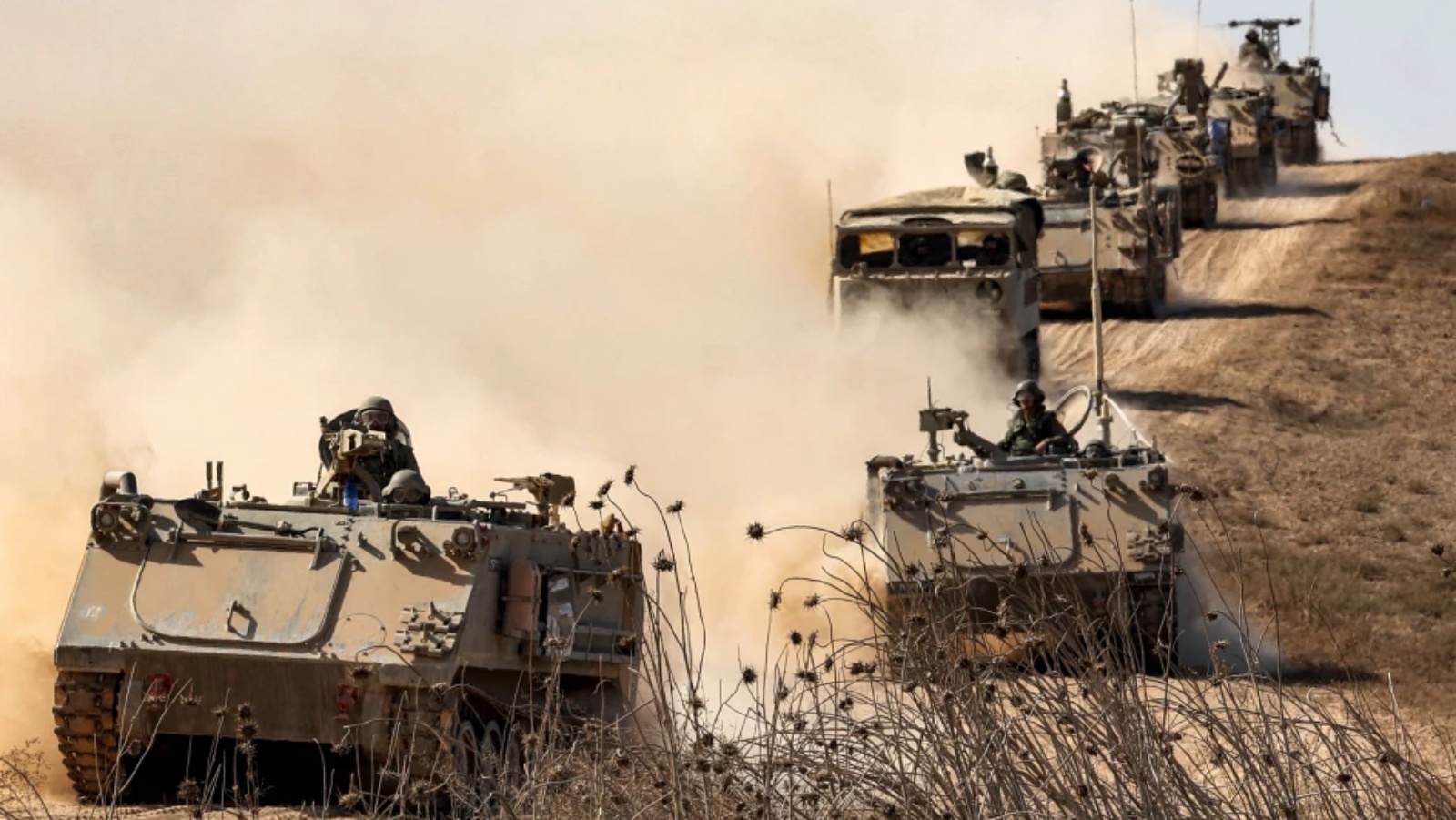 مركبات مشاة قتالية تابعة للجيش الإسرائيلي تنتشر على طول الحدود مع قطاع غزة في جنوب إسرائيل في 13 أكتوبر 2023