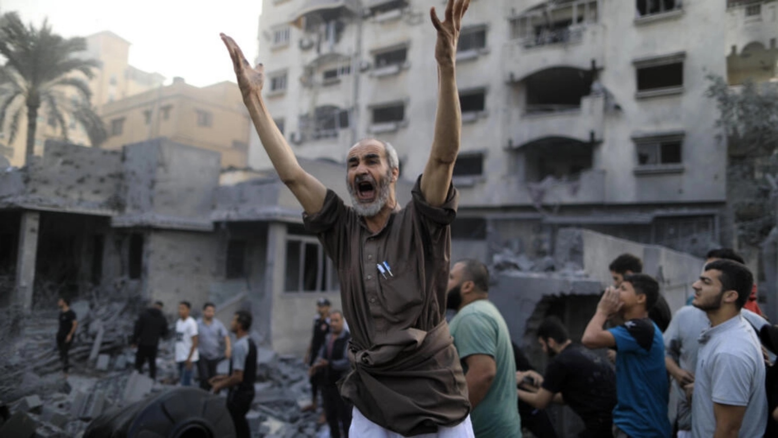 فلسطيني يصرخ بعد غارة إسرائيلية في خان يونس في جنوب قطاع غزة في 14 أكتوبر 2023 