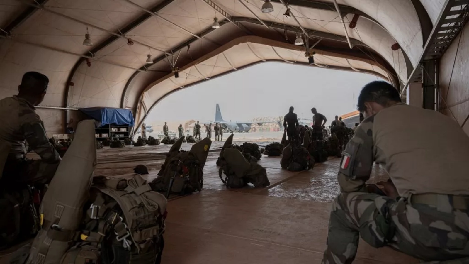 جنود فرنسيون ونيجيريون يستعدون لمهمة في قاعدة BAP الجوية الفرنسية في نيامي في 14 مايو 2023