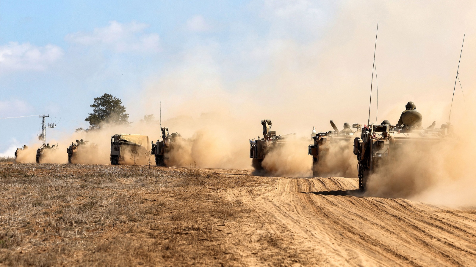 دبابات ومركبات تابعة للجيش الإسرائيلي على طول الحدود مع غزة في جنوب إسرائيل يوم الجمعة