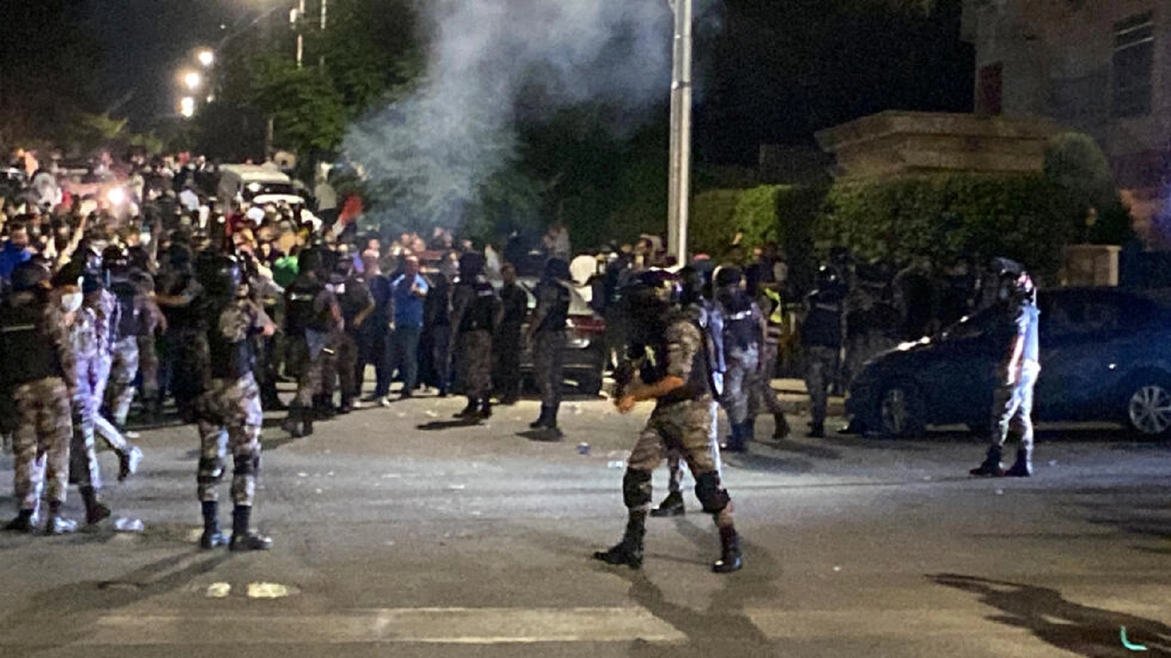 قوات الأمن الأردنية تطلق الغاز المسيل للدموع ضد متظاهرين حاولوا اقتحام السفارة الإسرائيلية في العاصمة عمان في 17 تشرين الأول/أكتوبر 2023