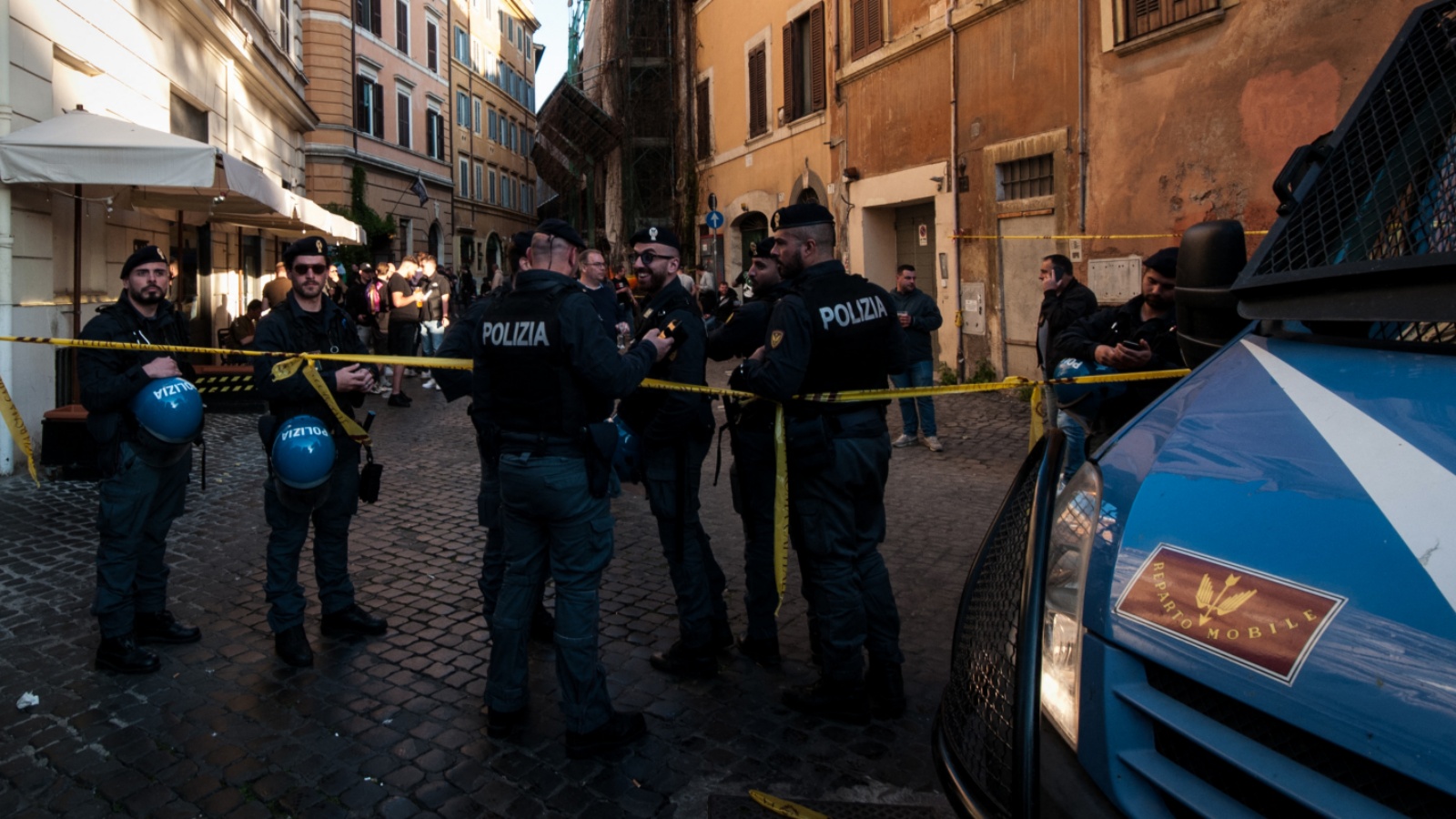 عناصر من الشرطة في محيط مدرسة يهودية في وسط روما 
