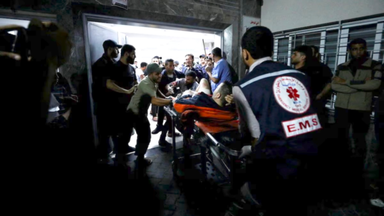 جريح يتلقى العلاج في مستشفى الشفاء بعد استشهاد مئات الفلسطينيين في غارة إسرائيلية على المستشفى الأهلي بغزة في 17 أكتوبر 2023