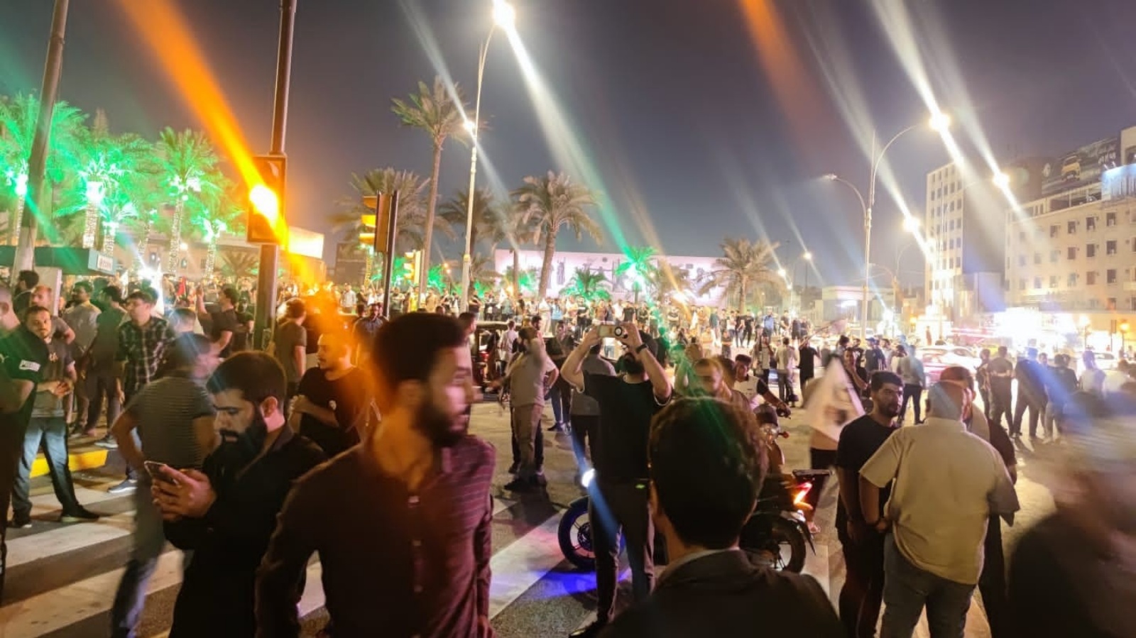 حشود من العراقيين يتظاهرون وسط بغداد ليل الثلاثاء 16 تشرين الاول اكتوبر 2023 ادانة للقصف الاسرائيلي لمستشفى غزة (وكالة المطلع)