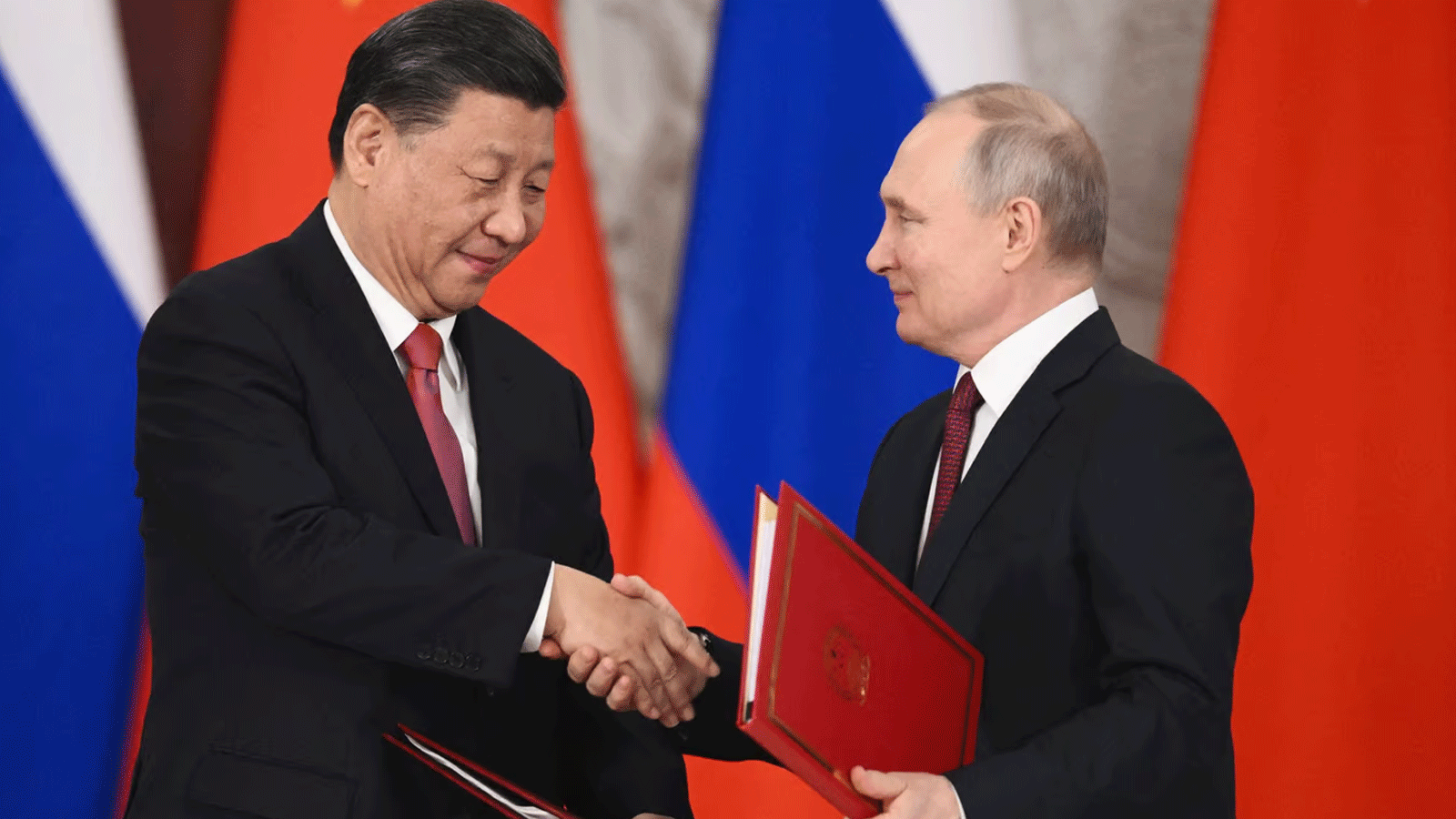الرئيسان الروسي فلاديمير بوتين والصيني شي جين بينغ يتصافحان خلال حفل توقيع اتفاقيات بعد محادثاتهما في الكرملين في موسكو. 21 مارس\آذار 2023