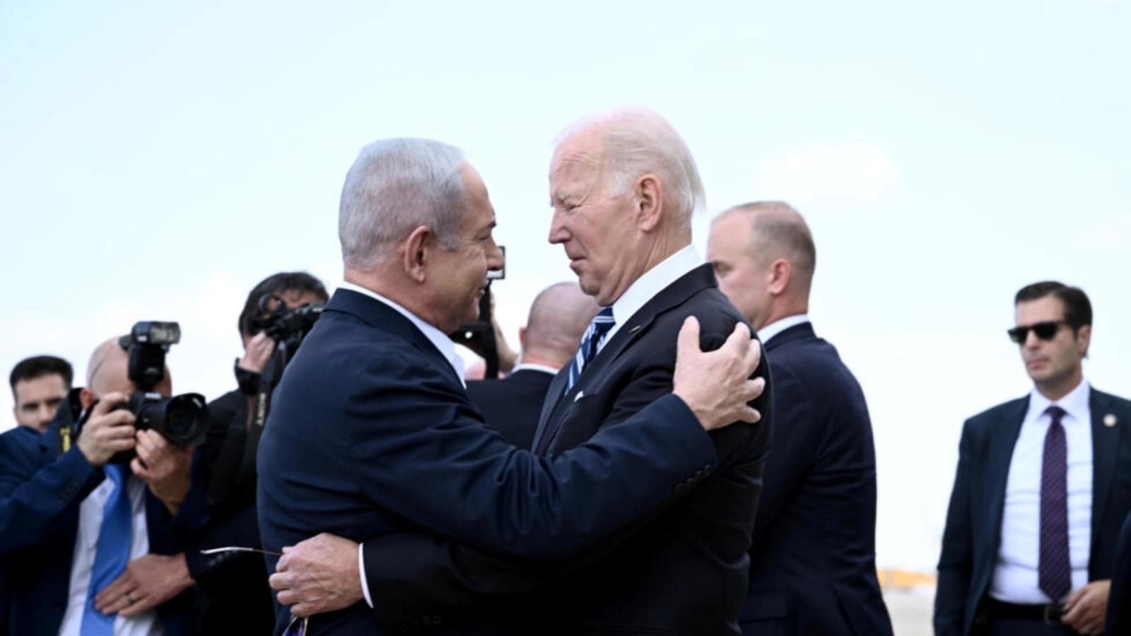 رئيس الوزراء الإسرائيلي بنيامين نتنياهو مستقبلًا الرئيس الأميركي جو بايدن لدى وصوله إلى مطار بن غوريون في تل أبيب