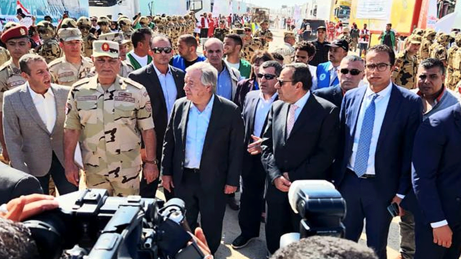 الأمين العام للأمم المتحدة أنطونيو غوتيريش يتفقد المساعدات مع الرئيس المصري في معبر رفح