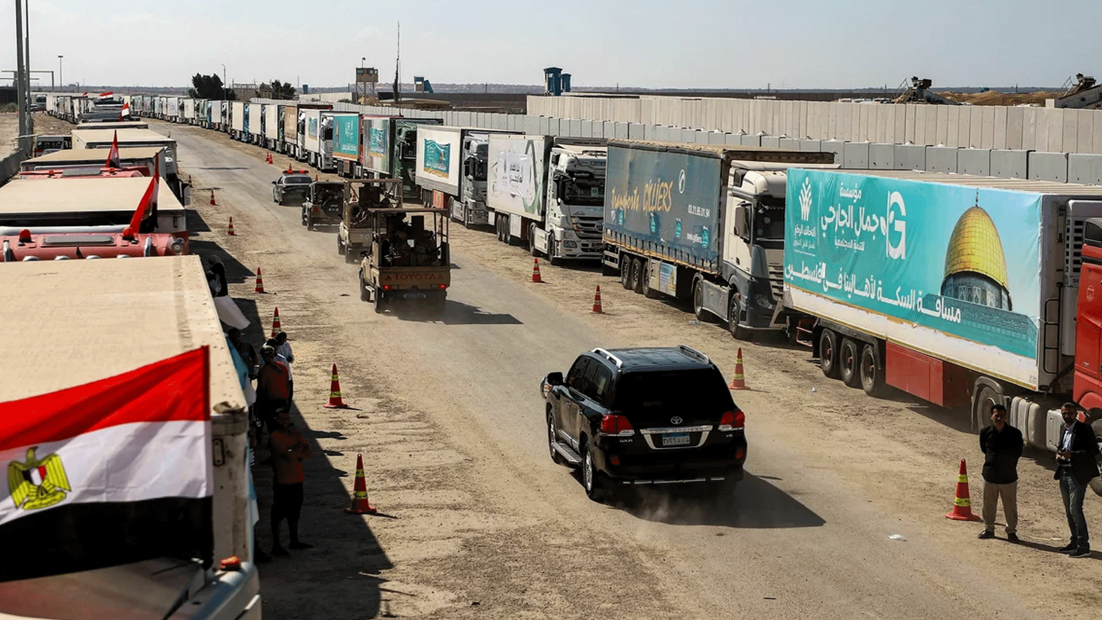 شاحنات المساعدات التي كانت عالقة في مصر على الحدود مع قطاع غزة