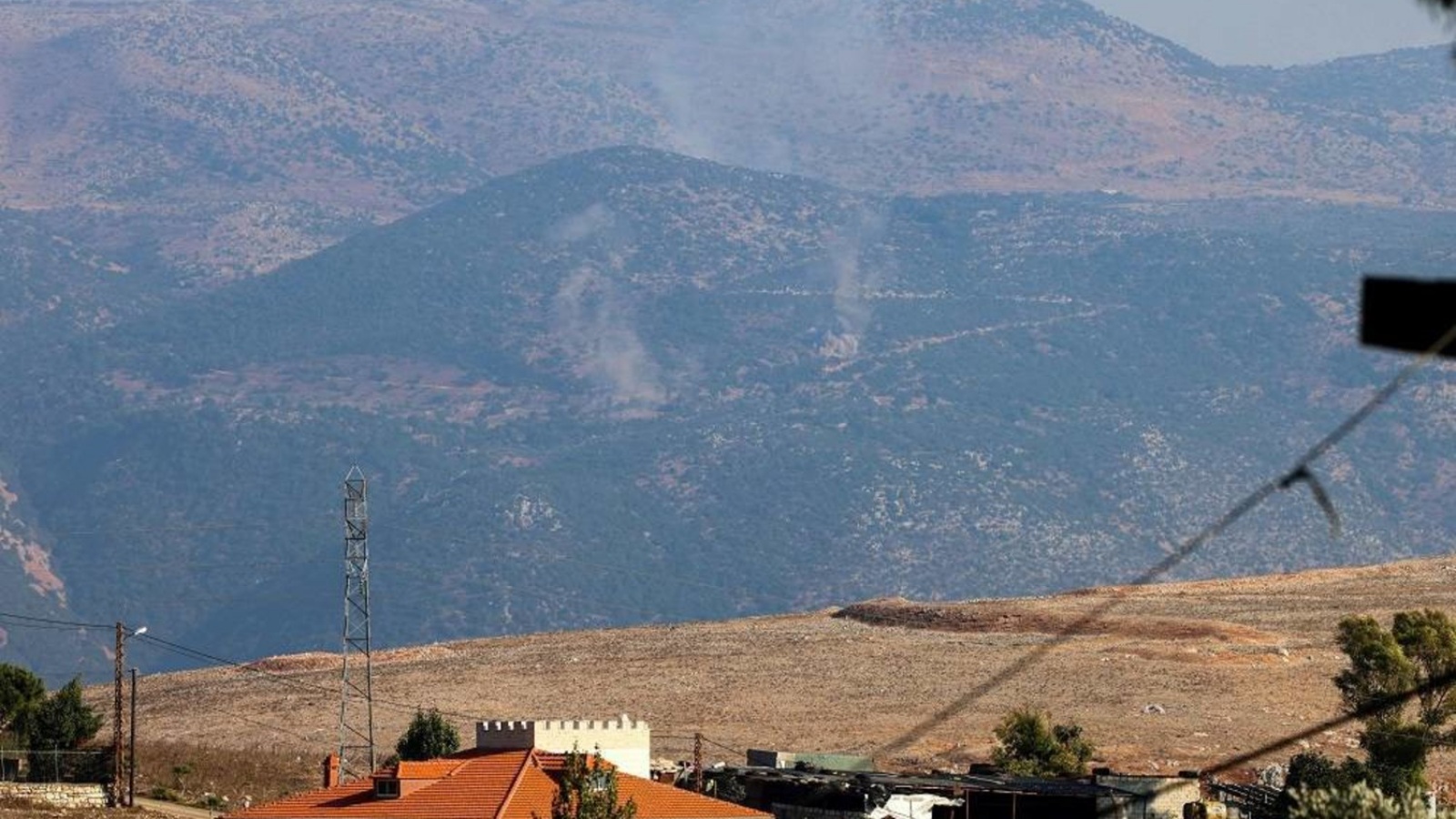 صورة مأخوذة من بلدة مرجعيون اللبنانية تظهر الدخان يتصاعد في منطقة مزارع شبعا الحدودية المتنازع عليها في 14 أكتوبر 2023