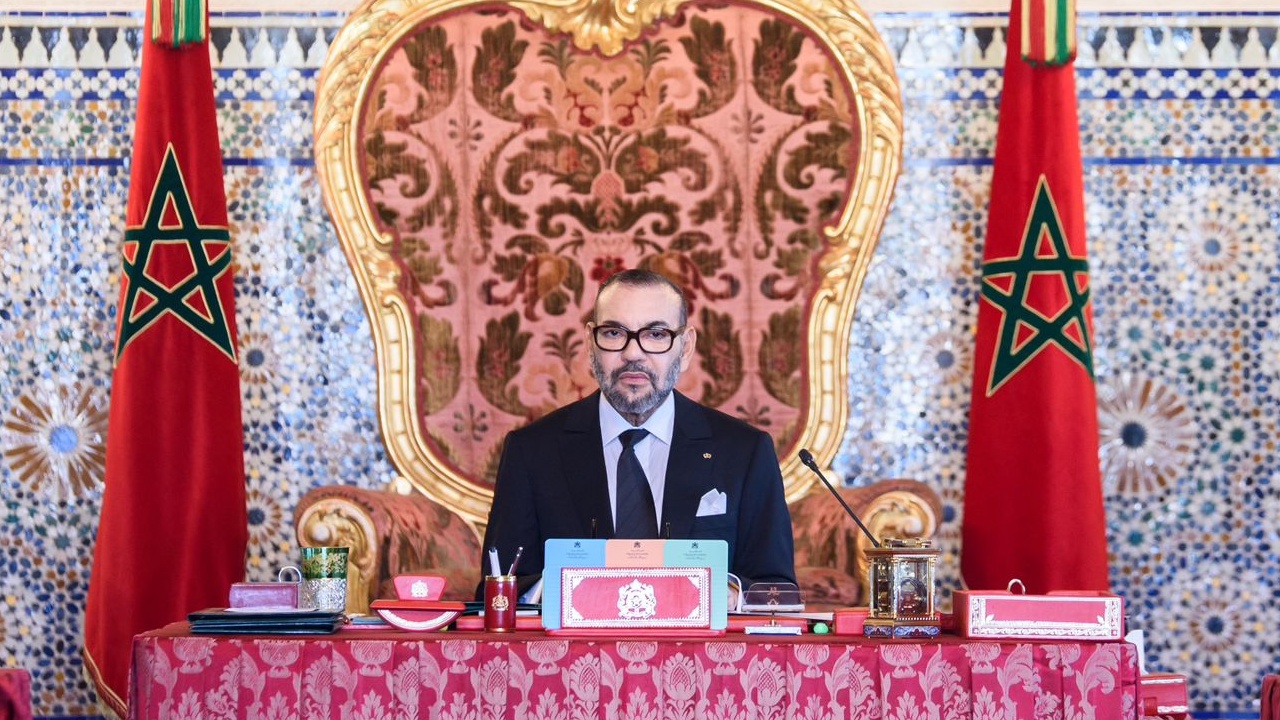 الملك محمد السادس لدى ترؤسه المجلس الوزاري في القصر الملكي بالرباط ( ماب)