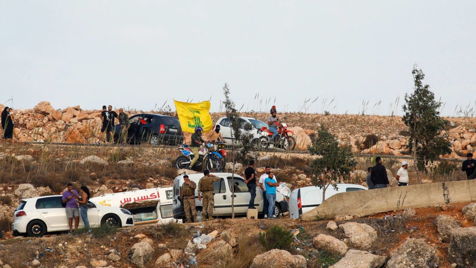 جنود لبنانيون وعناصر من «حزب الله» على الجانب اللبناني من الحدود مع إسرائيل 