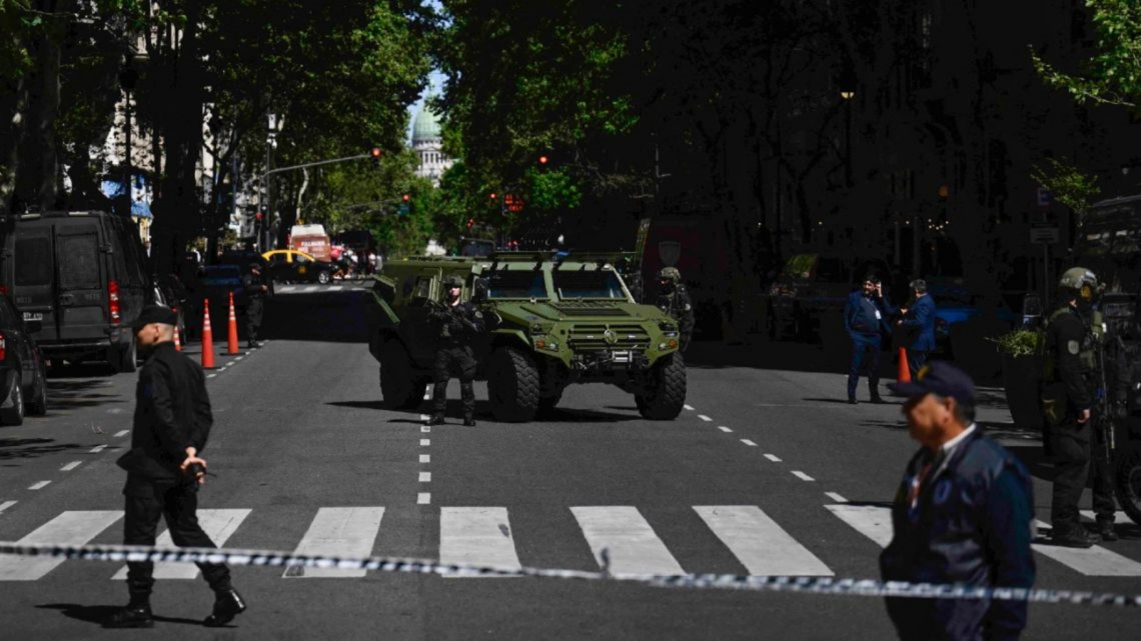 ضباط الشرطة الفيدرالية يقفون للحراسة في شارع أفينيدا دي مايو أثناء عملية أمنية حول السفارة الإسرائيلية في بوينس آيرس في أعقاب تهديد بوجود قنبلة، في 18 أكتوبر 2023