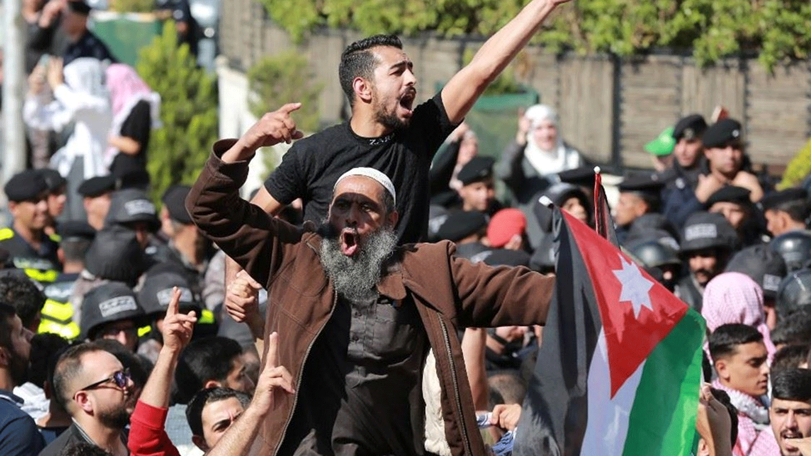 متظاهرون أمام السفارة الإسرائيلية في عمان