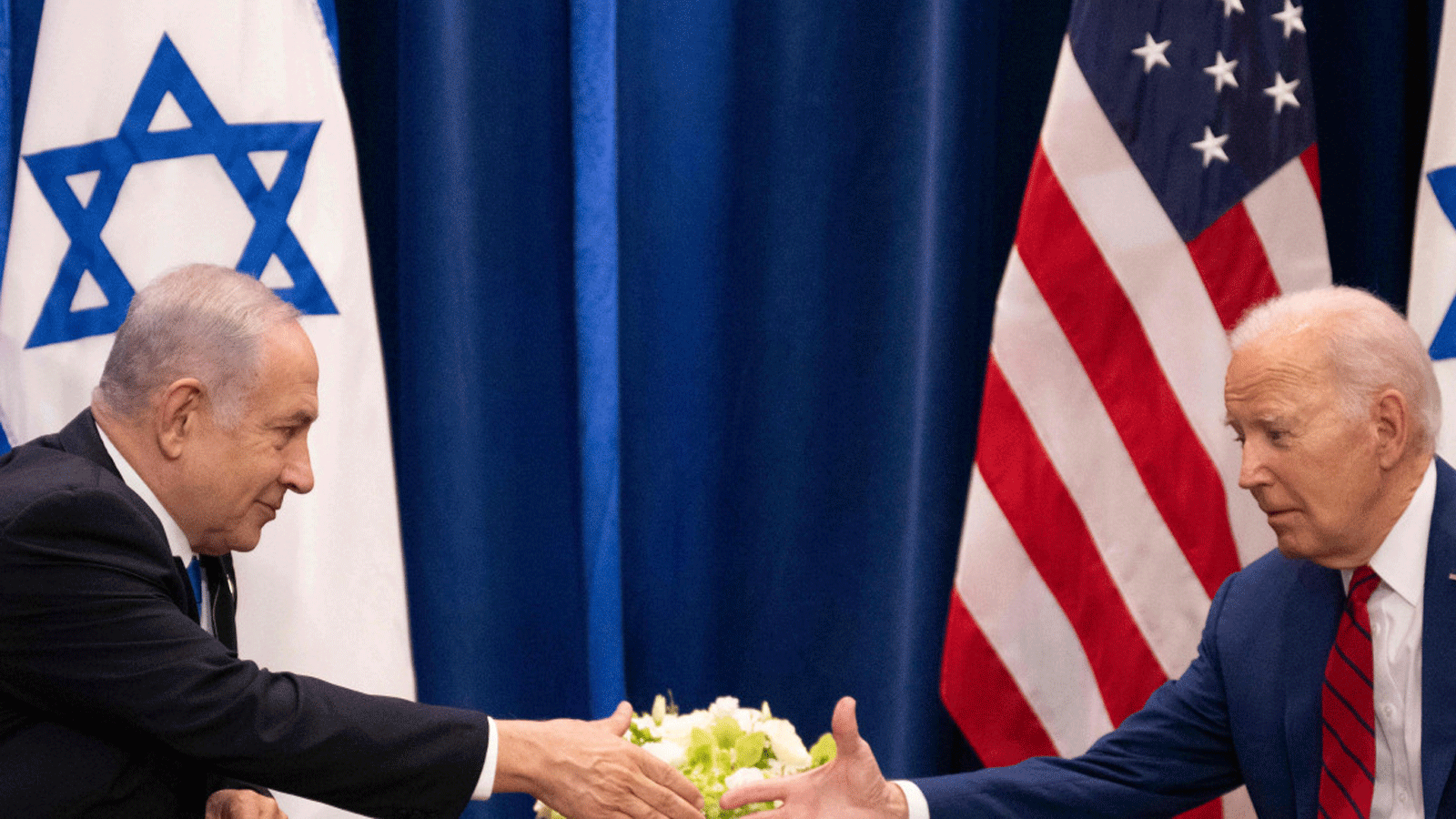مصافحة بين الرئيس الأميركي جو بايدن ورئيس وزراء إسرائيل بنيامين نتانياهو