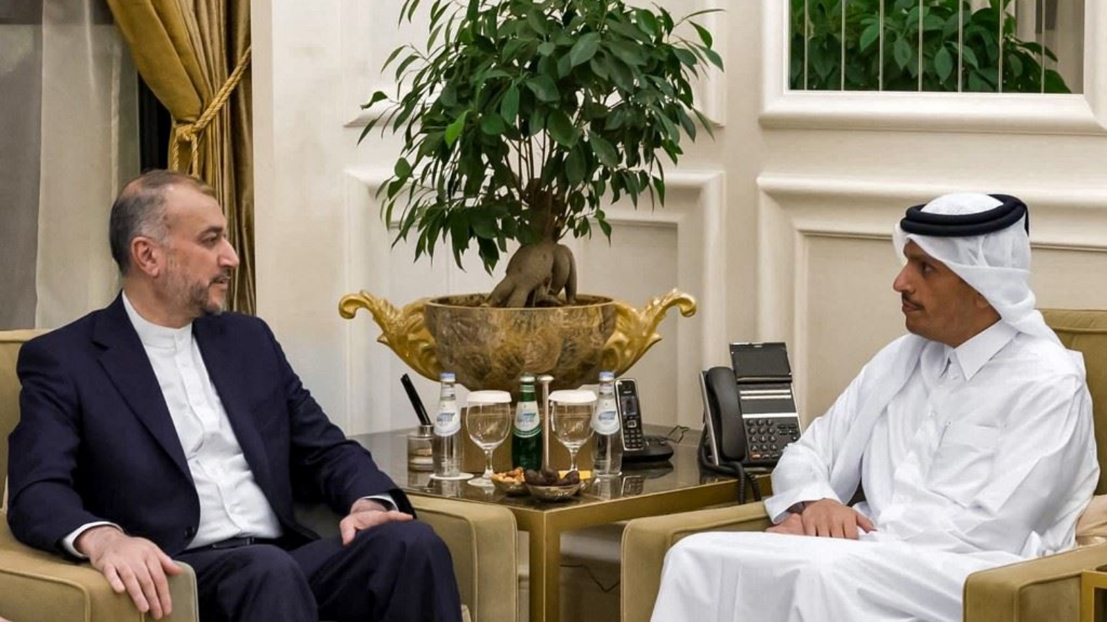 رئيس مجلس الوزراء وزير الخارجية القطري محمد بن عبد الرحمن آل ثاني (الى اليمين) يجتمع بعبد اللهيان في الدوحة 14 أكتوبر 2023