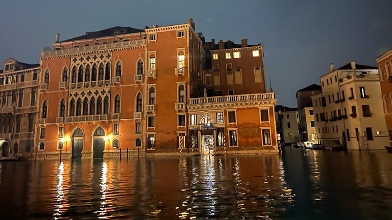 القنال الكبير (The Grand Canal) كما يبدو هادئاً مسالماً ليلة أمس