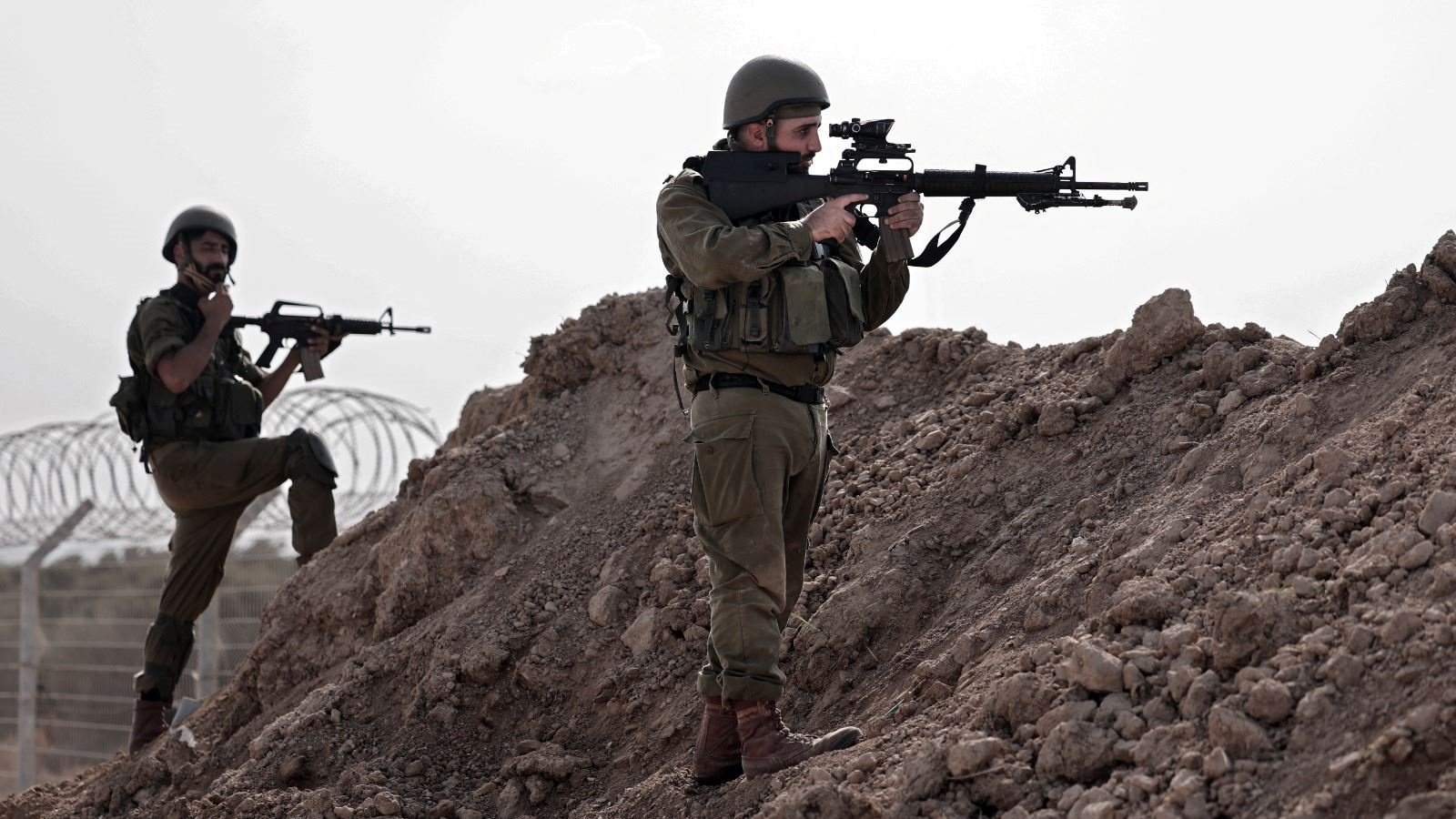 جنود إسرائيليون اتخذوا موقعا دفاعيا في كيبوتس بيري على الحدود مع قطاع غزة 22 أكتوبر 2023