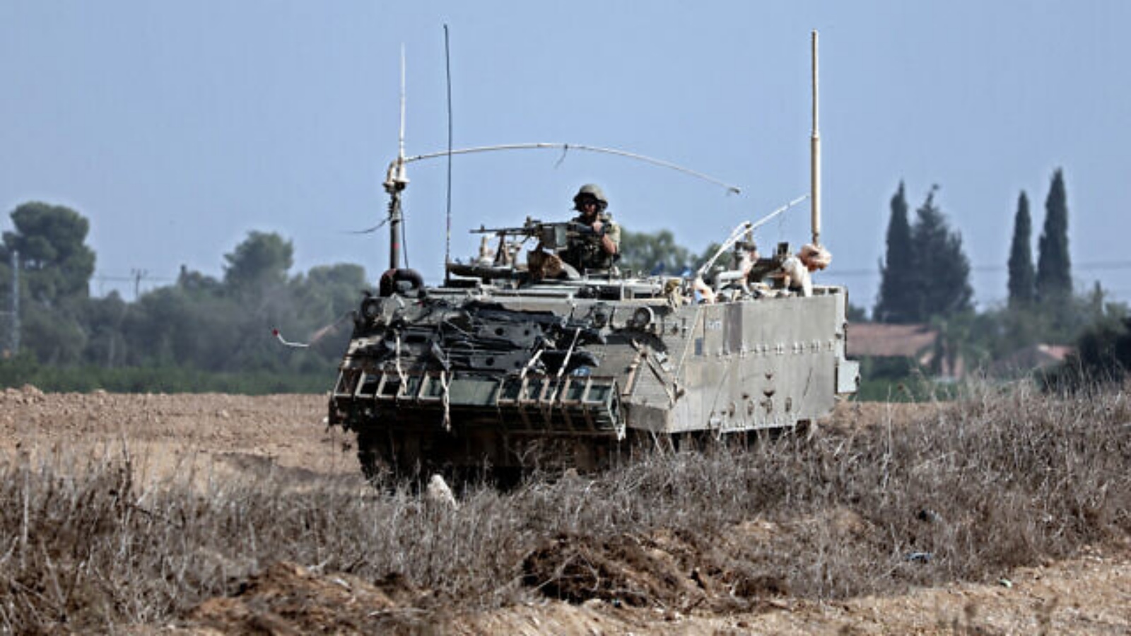 ناقلة جنود مدرعة تابعة للجيش الإسرائيلي تتقدم في حقل بالقرب من مدينة سديروت بجنوب إسرائيل، في 23 أكتوبر 2023، وسط معارك مستمرة بين إسرائيل وحركة حماس الفلسطينية