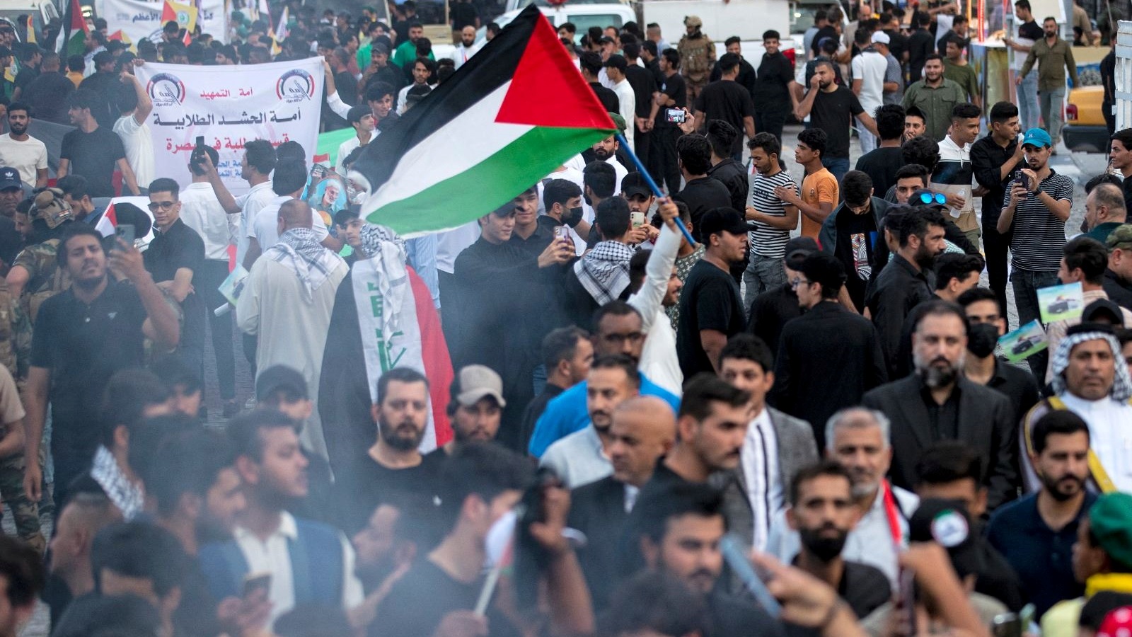 لال تظاهرة تضامنية مع الشعب الفلسطيني في غزة، في مدينة البصرة جنوب العراق 20 أكتوبر 2023