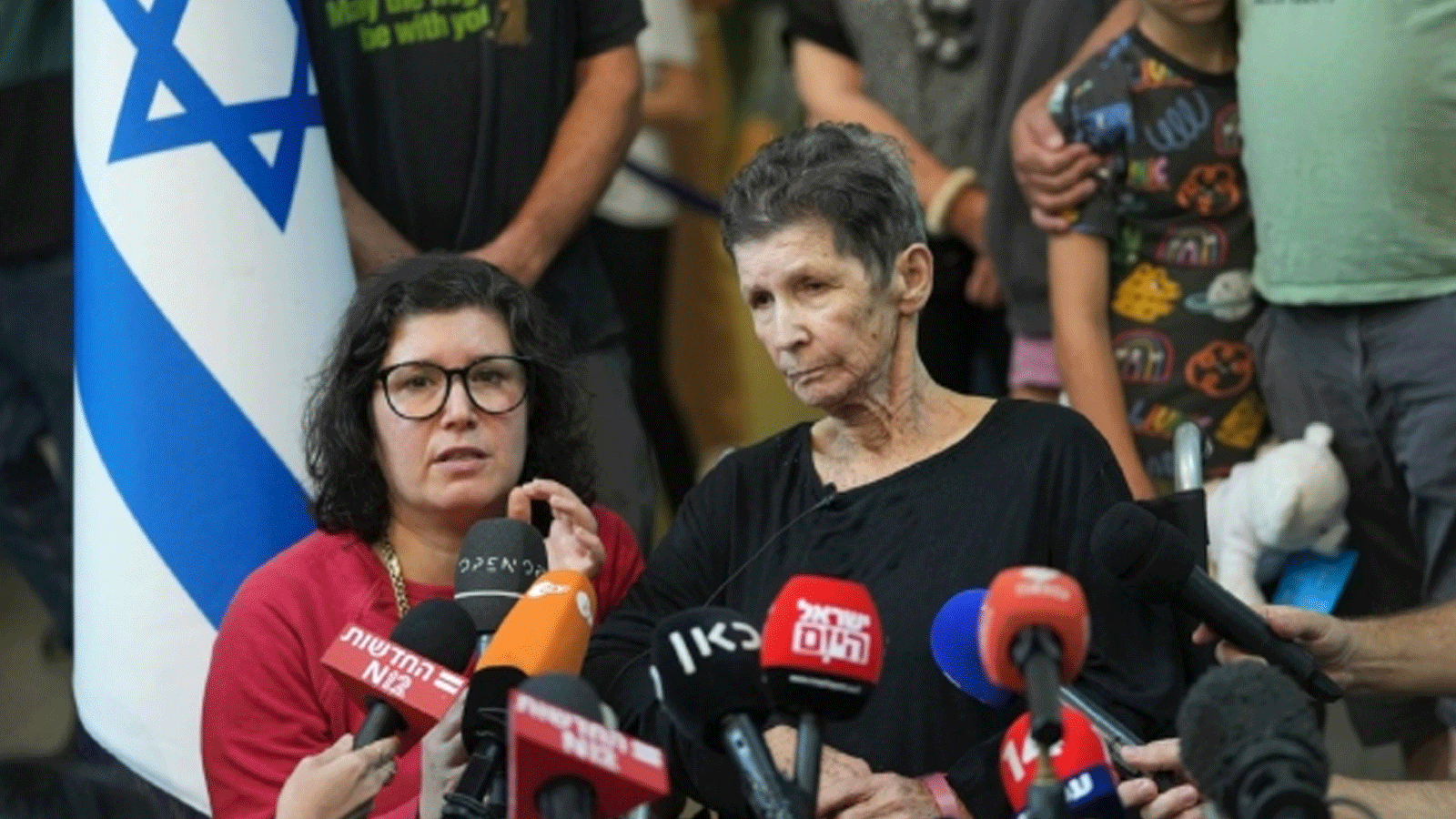 الإسرائيلية يوشيفيد ليفشيتز، 85 عامًا، تعقد مؤتمرًا صحفيًا في تل أبيب بعد إطلاق سراحها من قبل حركة حماس الفلسطينية في 24 أكتوبرت(شرين الأول)، 2023