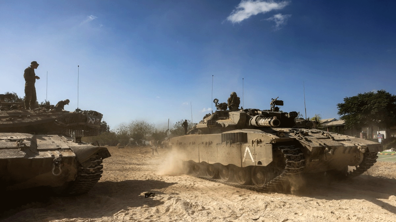 دبابات ميركافا تدخل مواقعها خارج كيبوتس بئيري، بالقرب من الحدود مع قطاع غزة، 20 أكتوبر(تشرين الأول) 2023