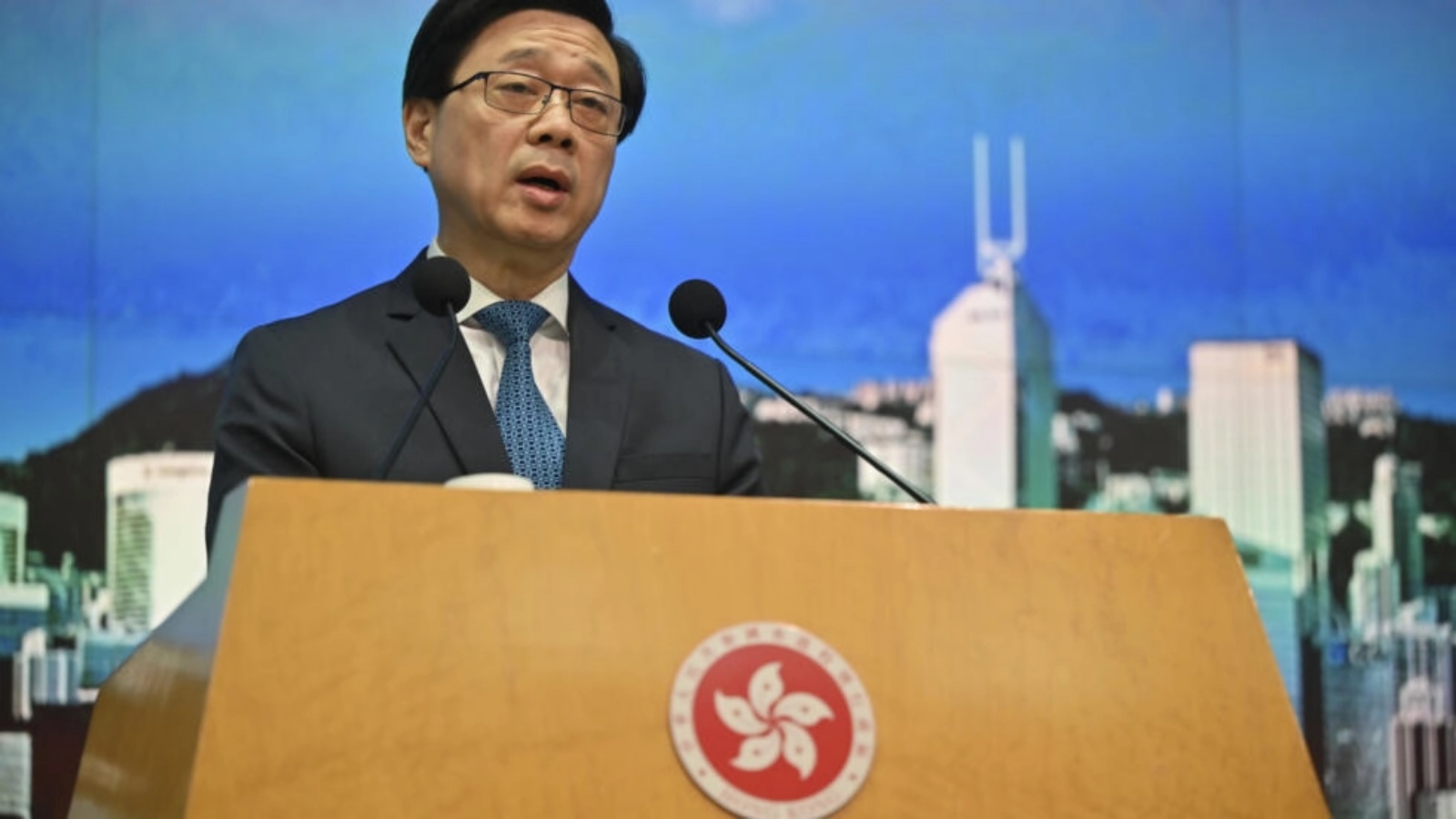 الرئيس التنفيذي لهونغ كونغ جون لي يتحدث في الرابع من يوليو 2023