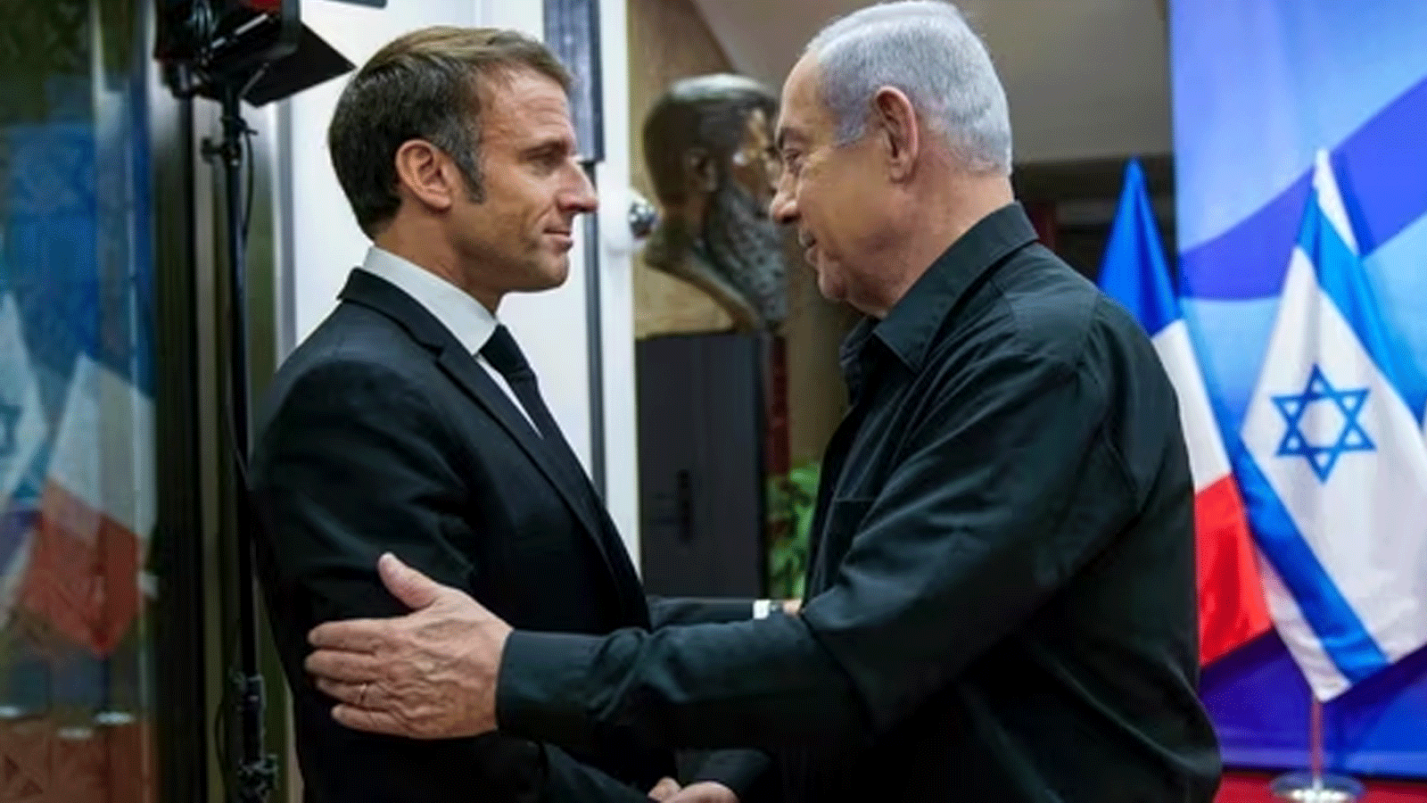 الرئيس الفرنسي إيمانويل ماكرون ورئيس وزراء إسرائيل بنيامين نتانياهو