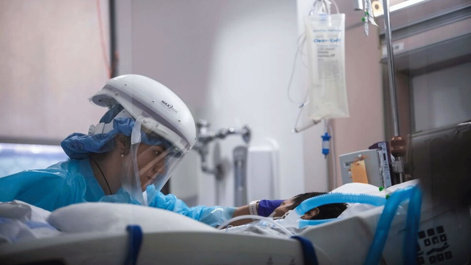 ممرضة تعتني بمريض كوفيد-19 في تارزانا، كاليفورنيا، عام 2021