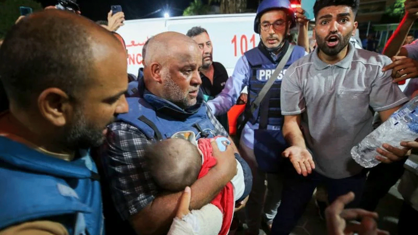 مراسل قناة الجزيرة في غزة وائل الدحدوح يحمل طفله الذي قُتِلَ في مخيم النصيرات، جنوب قطاع غزة، 25 أكتوبر(تشرين الأول)2023