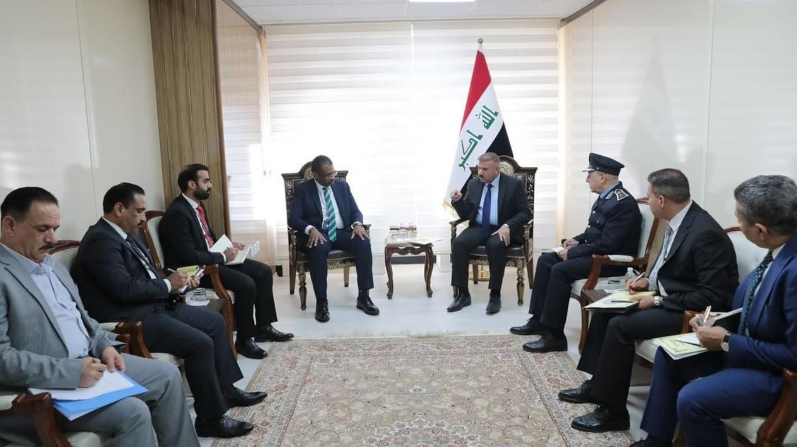 وزير الداخلية العراقي مجتمعاً في بغداد في 20 أكتوبر 2023 مع رئيس مكتب الأمم المتحدة المعني بمواجهة المخدرات والجريمة في العراق (مكتبه) 