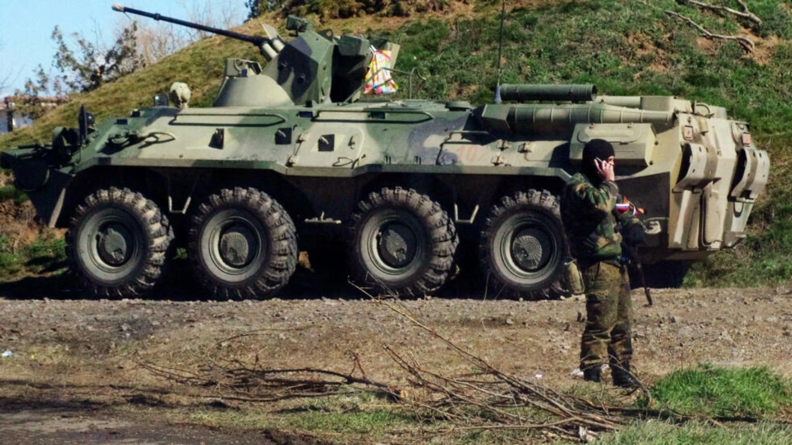 قوات روسية تحرس نقطة تفتيش في شبه جزيرة القرم بالقرب من بلدة أرميانسك في 16 آذار 2014