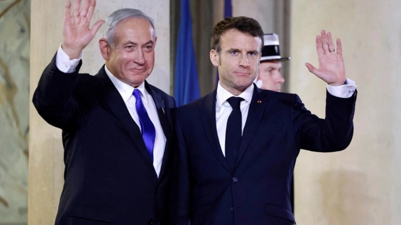 رئيس الوزراء الإسرائيلي بنيامين نتنياهو والرئيس الفرنسي إيمانويل ماكرون يلوحان قبل عشاء عمل في قصر الإليزيه الرئاسي في باريس. 2 فبراير 2023