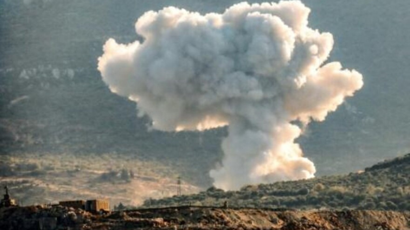 عمود من الدخان يتصاعد فوق تلال قريبة من مدينة جسر الشغور في شمال غرب محافظة إدلب أثناء قصف للقوات الموالية للنظام السوري في 6 أكتوبر 2023 