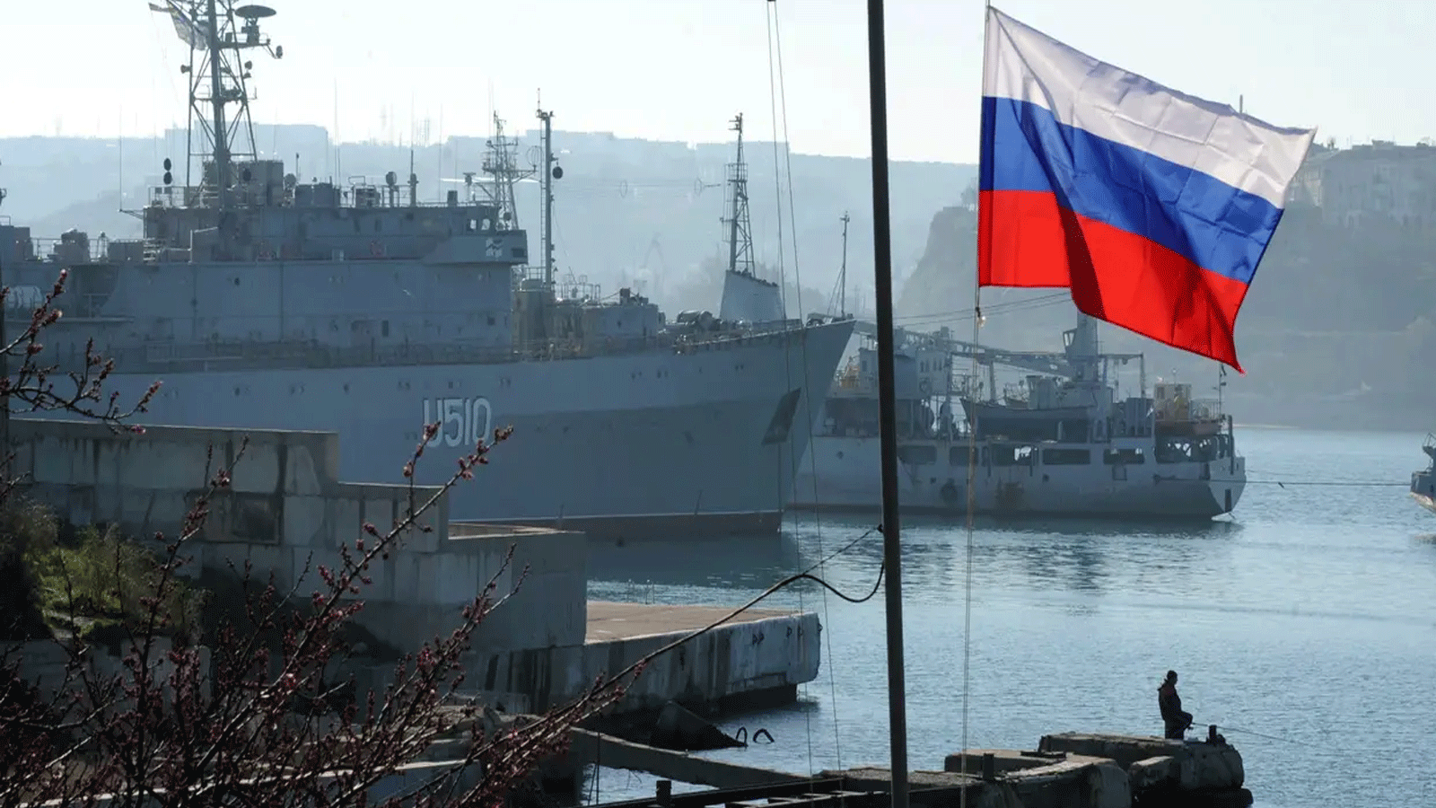 العلم الروسي يرفرف بجانب خليج سيفاستوبول في شبه جزيرة القرم