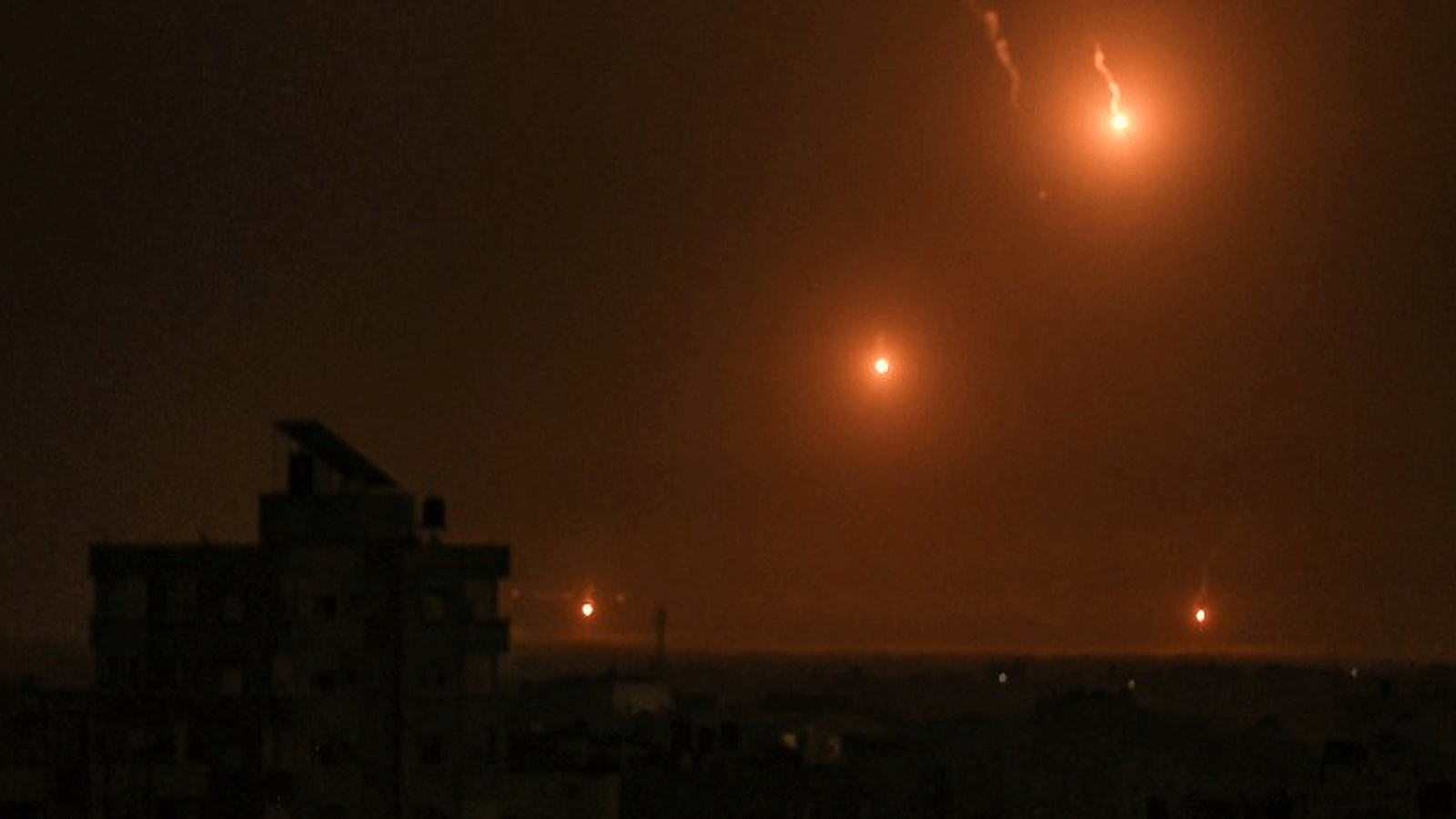 مشاعل أطلقها الجيش الإسرائيلي تضيء سماء غزة ليلاً