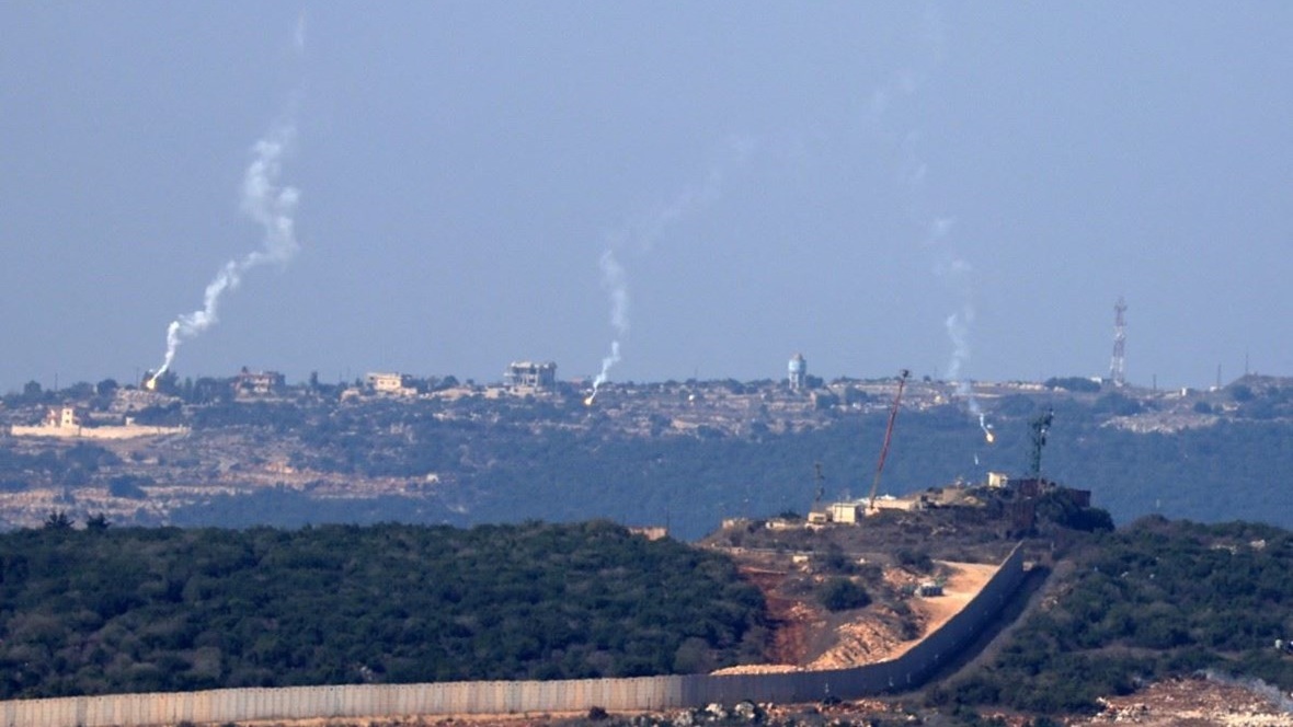 دخان متصاعد جراء الاشتباكات عند الحدود اللبنانية مع إسرائيل 