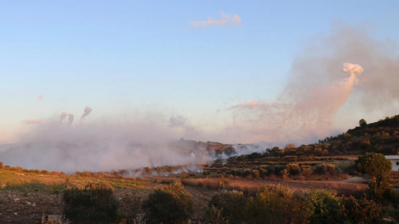 قصف إسرائيلي على قرية قرب الحدود اللبنانية. 16 أكتوبر 2023.