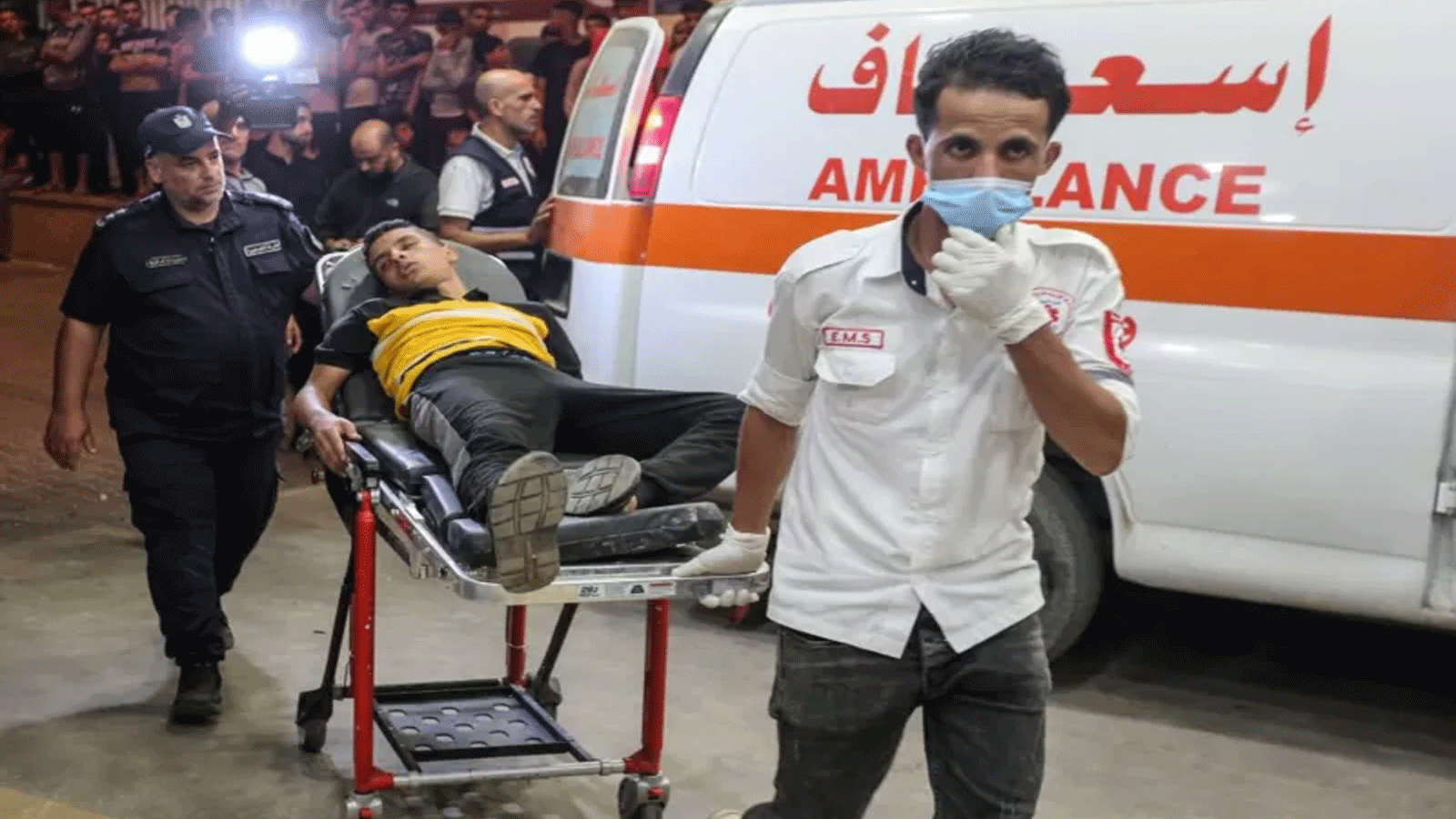 أحد المصابين جراء القصف الإسرائيلي بقطاع غازة داخل مستشفىى ناصر في 29 أكتوبر/تشرين الأول