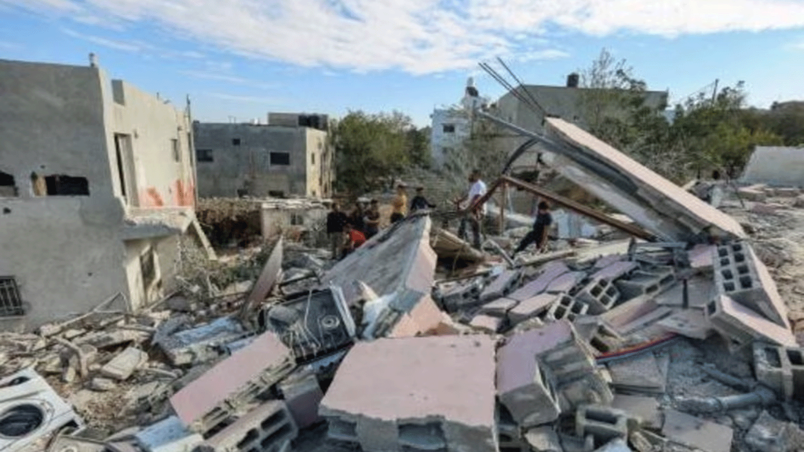 فلسطينيون يتفقدون الدمار الذي حل بمنزل نائب رئيس حركة حماس صالح العاروري في قرية عارورة شمال رام الله في الضفة الغربية المحتلة بعد أن هدمه الجيش الإسرائيلي بالمتفجرات في 31 تشرين الأول/أكتوبر 2023 