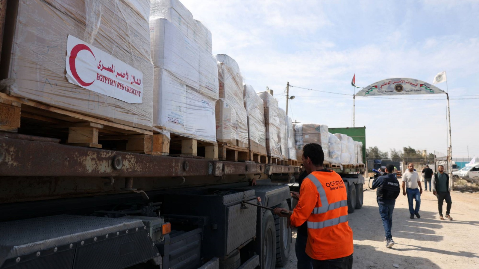 أشخاص يتجمعون حول الشاحنات المحملة بالمساعدات الإنسانية التي دخلت قطاع غزة من مصر عبر معبر رفح الحدودي 