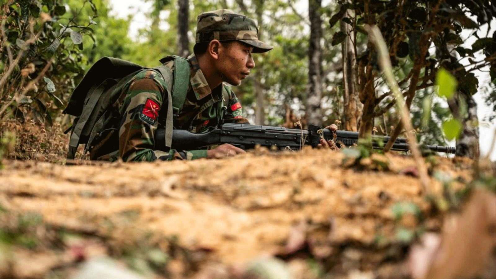جندي من الجيش البورمي يشارك في القتال