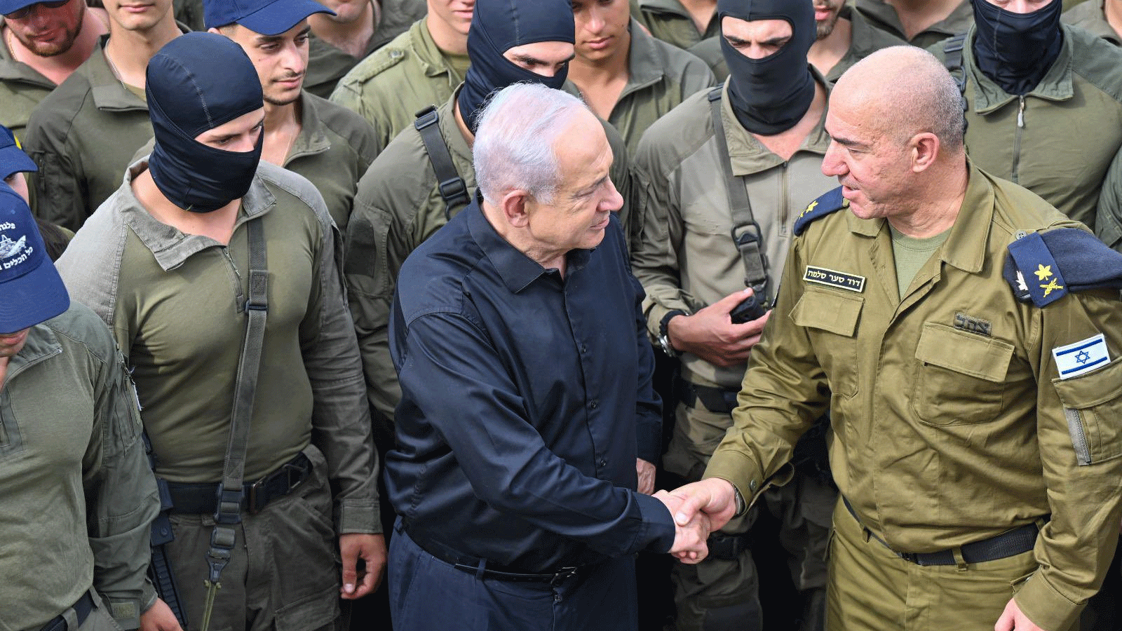 رئيس الوزراء الإسرائيلي بنيامين نتانياهو يقف بين الجنود الاسرائيلين