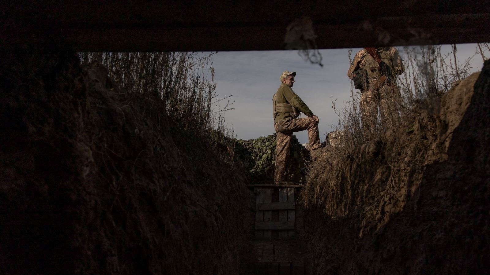 جنود أوكرانيون وقفوا في موقع خارج مدينة خيرسون الجنوبية 2 نوفمبر 2023